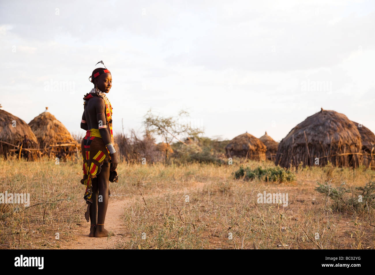 Ein Porträt einer jungen Frau im Dorf Hamer in der abgelegenen Omo Tal von Äthiopien. Stockfoto