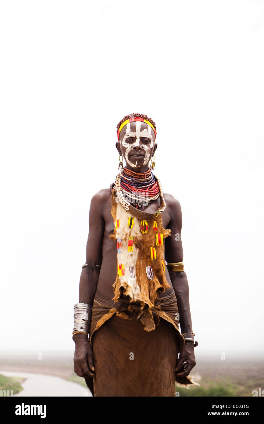 Ein Porträt einer Frau, gekleidet in traditioneller Kleidung und Dekoration im Omo-Tal, Äthiopien. Stockfoto