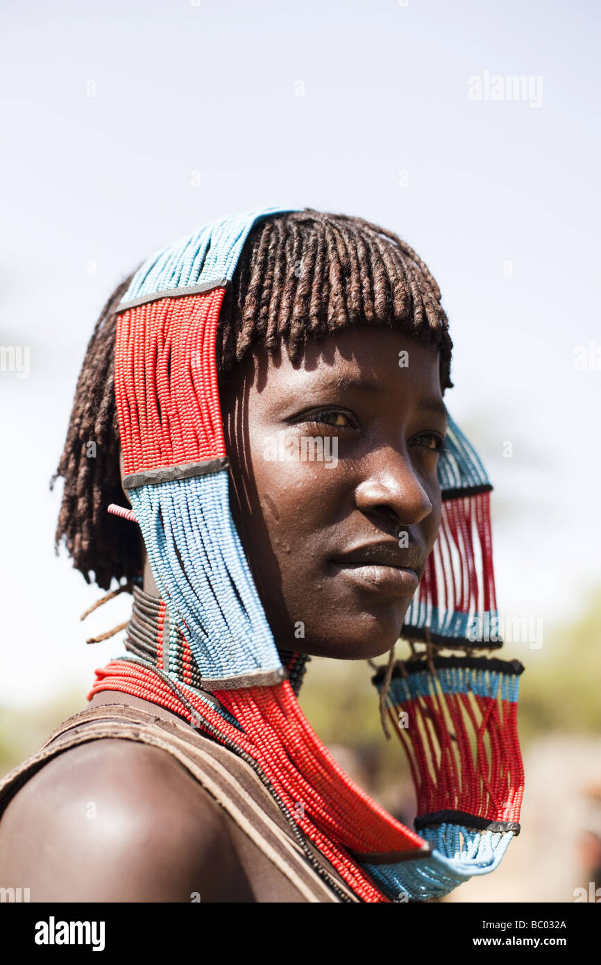 Ein Portrait einer Frau im Dorf Sami im abgelegenen Omo Tal von Äthiopien. Stockfoto