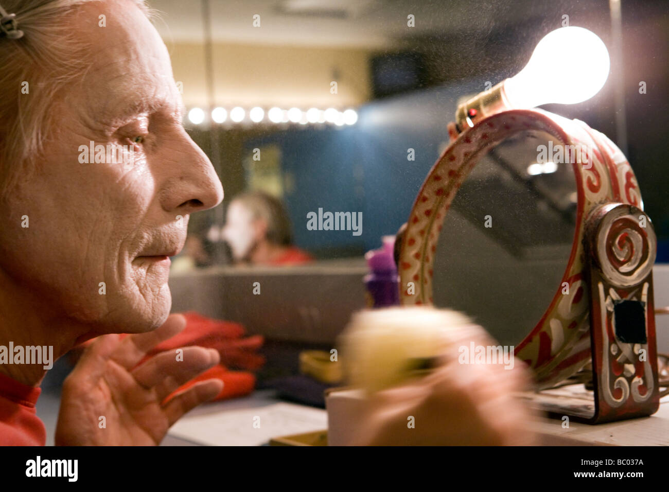 Clown Dimitri backstage Theater Schminken Stockfoto