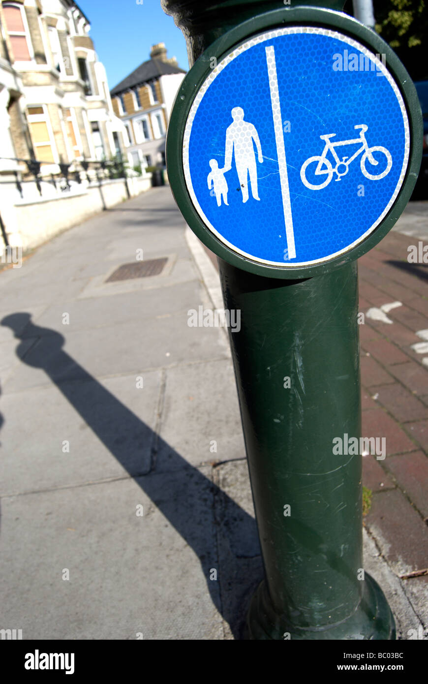britische Straße Poller mit blauen und weißen Schild getrennte Fahrspuren für Fußgänger und Radfahrer Stockfoto