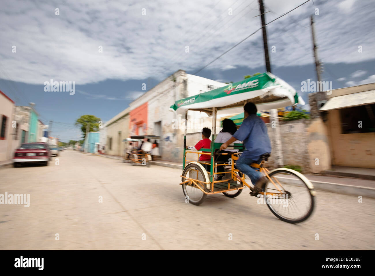 Ein Mann reitet auf einem Dreirad Taxi in Campeche, Mexiko. Stockfoto