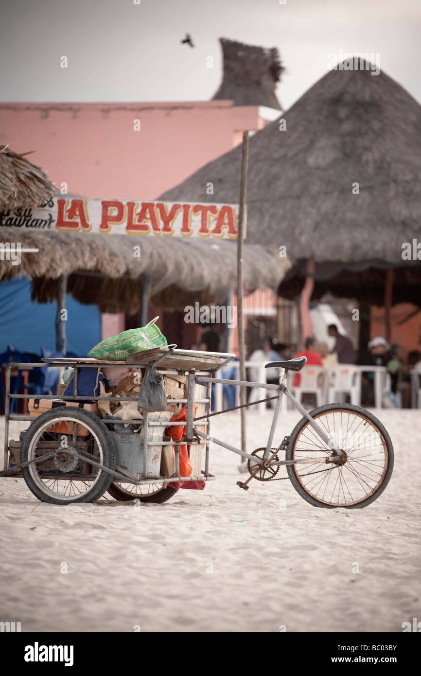 Ein Dreirad voller Sachen am Strand in Celestun, Yucatan, Mexiko. Stockfoto