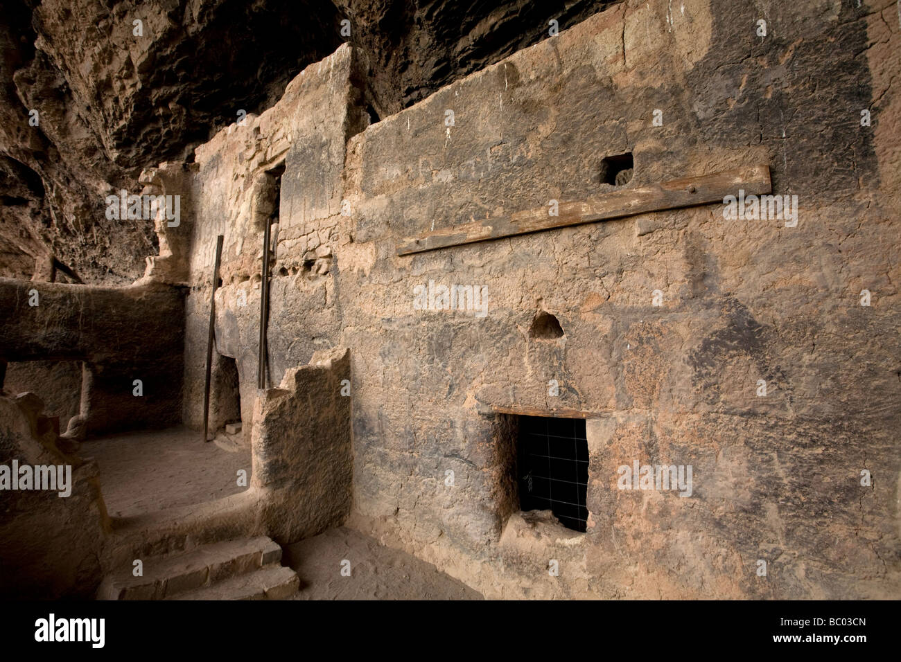 Die untere Klippe Wohnung, eine prähistorische Salado-Ruine im Tonto National Monument, Zentral-Arizona. Stockfoto
