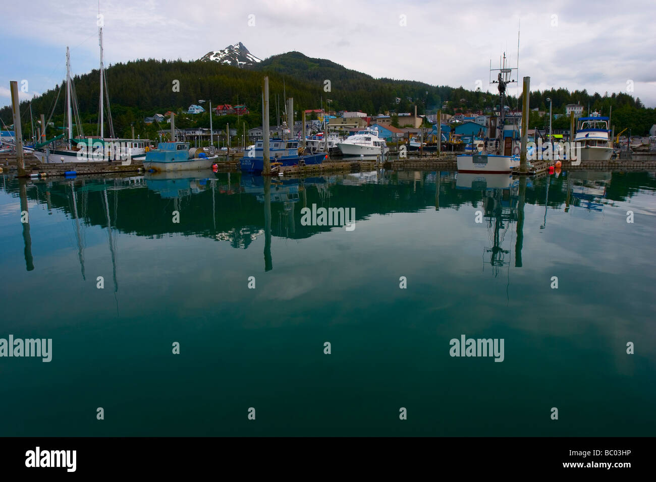 Lachsfischen-Flotte in der bunten Fischen Gemeinde Cordova, Alaska. Stockfoto