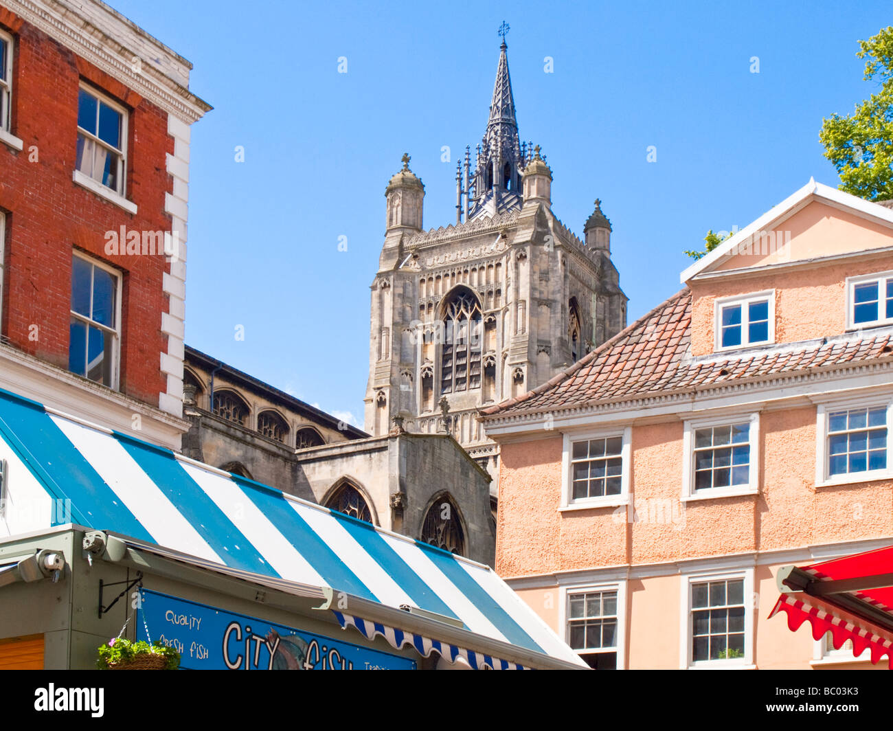Ecke des Norwich Markt zeigt mittelalterliche Kirche St. Peter Mancroft, Marktstände & Altbauten Stockfoto
