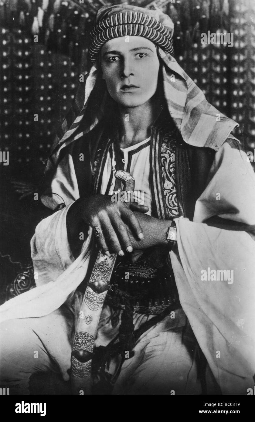 Rudolph Valentino (1895-1926) in "Der Scheich", 1921. Artist: Unbekannt Stockfoto