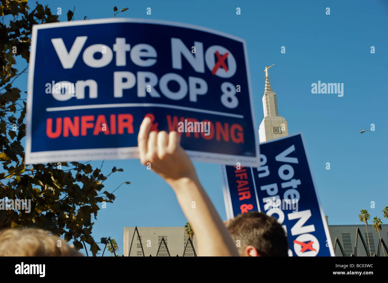 Homosexuell Rechtenaktivisten protestieren die Mormonen-Kirche in Los Angeles nach dem Durchgang von Proposition 8. Stockfoto