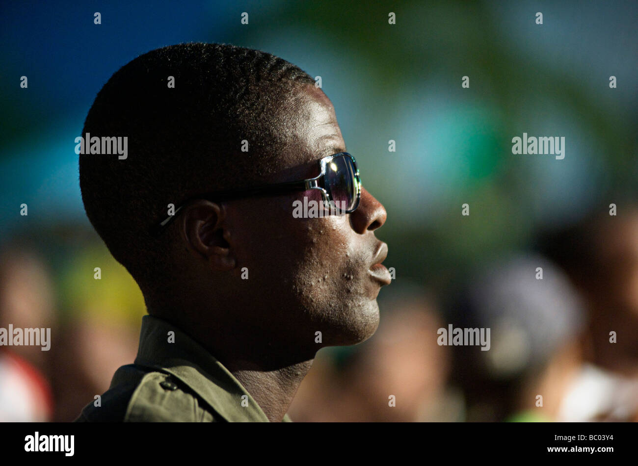 Ein Musik-Fan findet in einer Aufführung auf einem Reggae-Festival in Port-au-Prince, Haiti Stockfoto