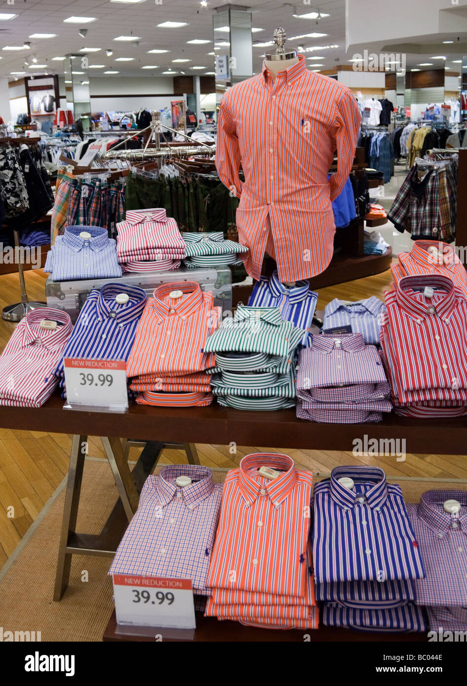 Anzeige von Polo-Shirts, Kaufhaus Macy's, Montgomerville Mall, Pennsylvania, USA Stockfoto