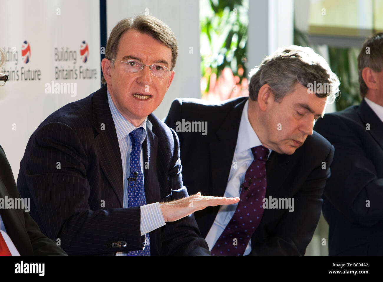 Premierminister Gordon Brown mit Peter Mandelson-Secretary of State for Business, Innovation and Skills (BIZ) Stockfoto