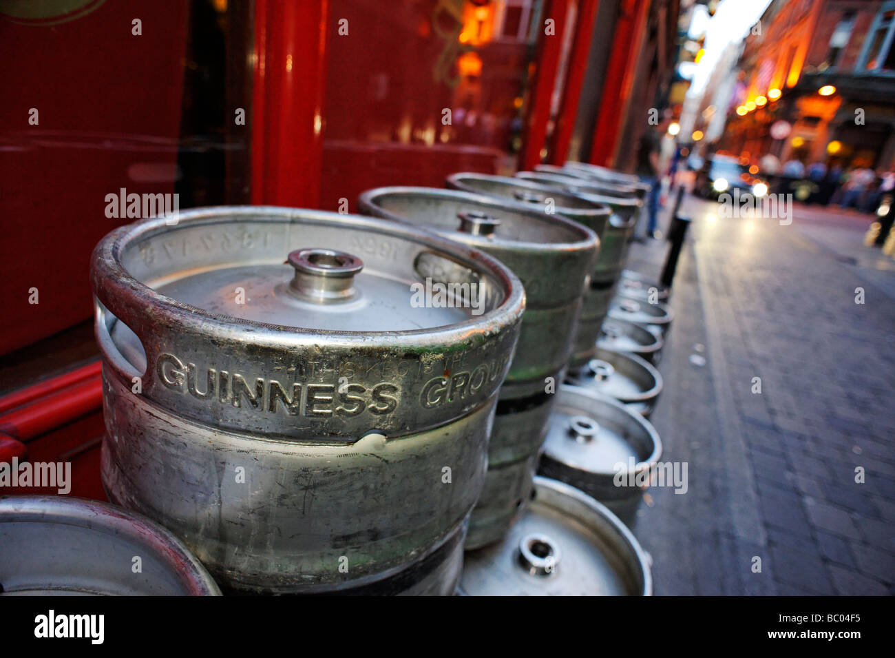 Reihen von leeren Guinness Fässer aufgestapelt in einer Gasse vor einem Pub Dublin Irland Stockfoto