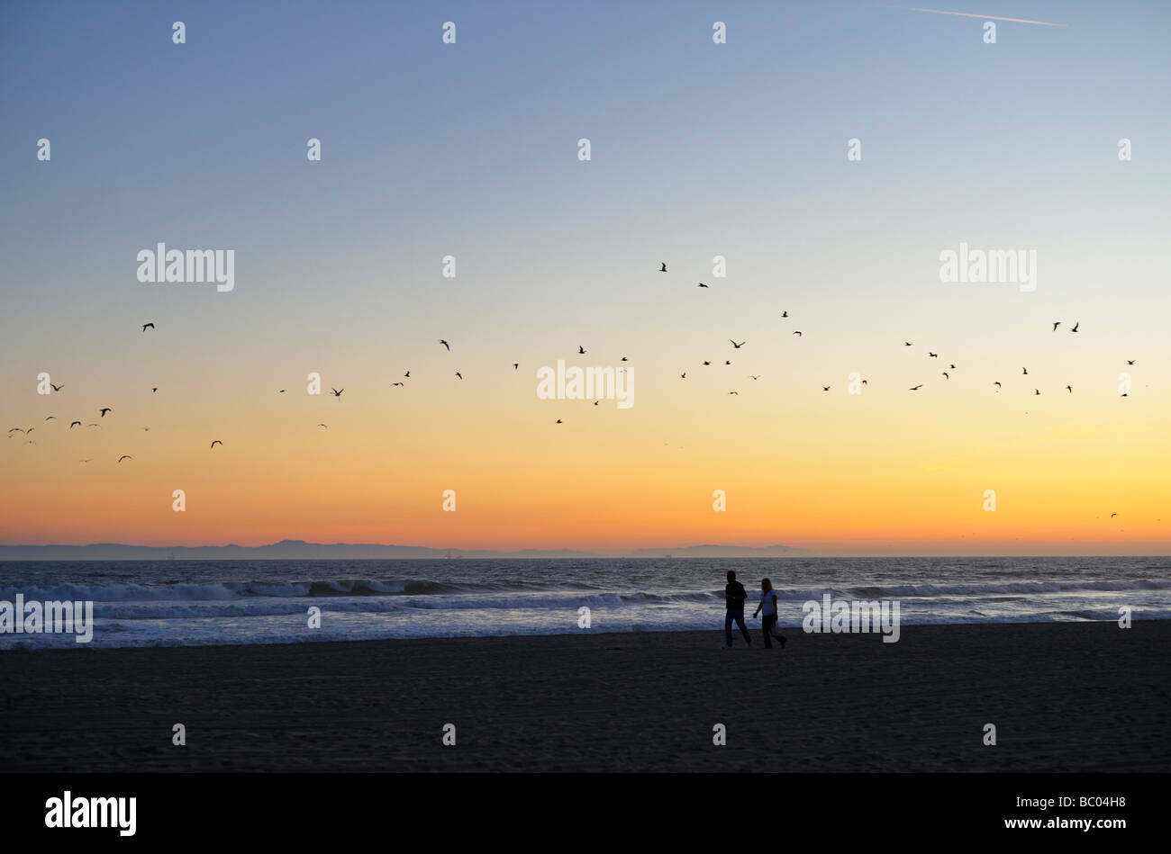 Ein paar genießen den Sonnenuntergang, Huntington Beach CA Stockfoto