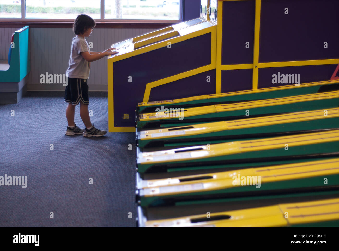 Kleiner Junge bei arcade Stockfoto