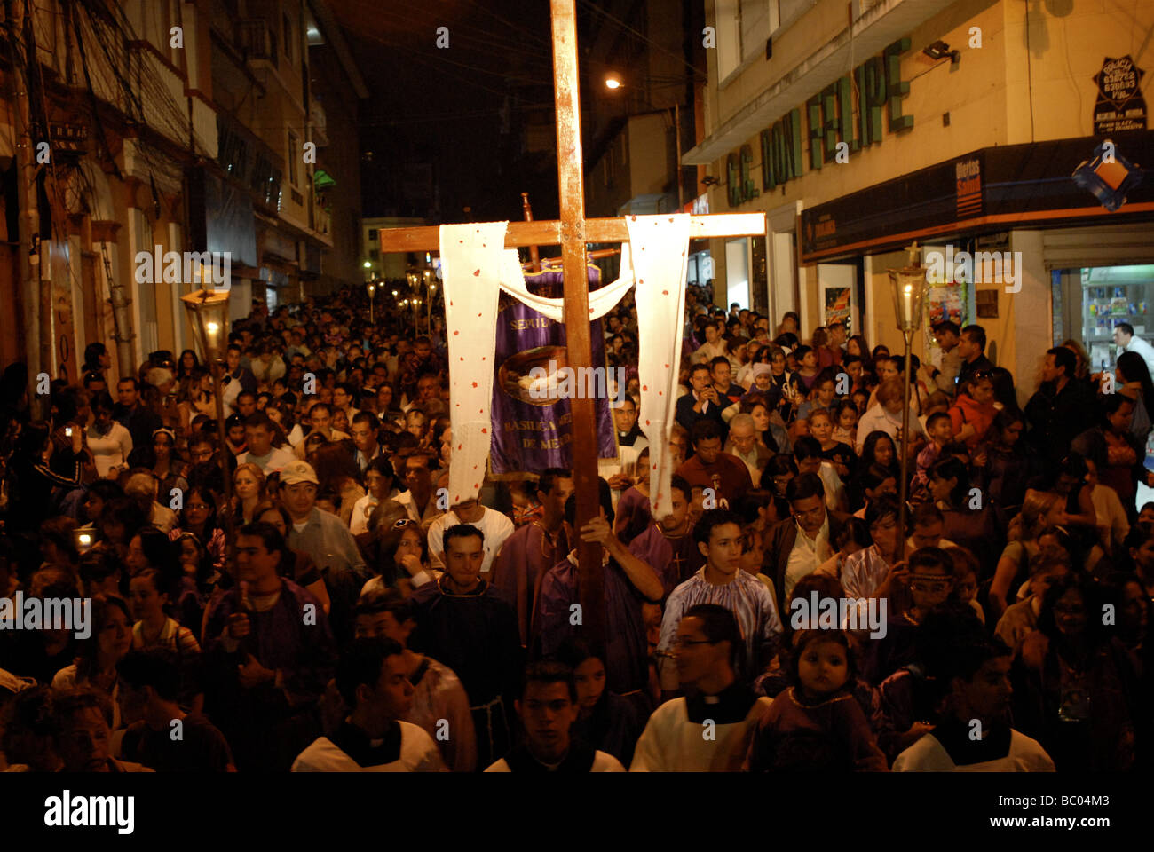Katholiken feiern Karwoche mit einer feierlichen Prozession durch die Straßen von Merida, Venezuela. Stockfoto
