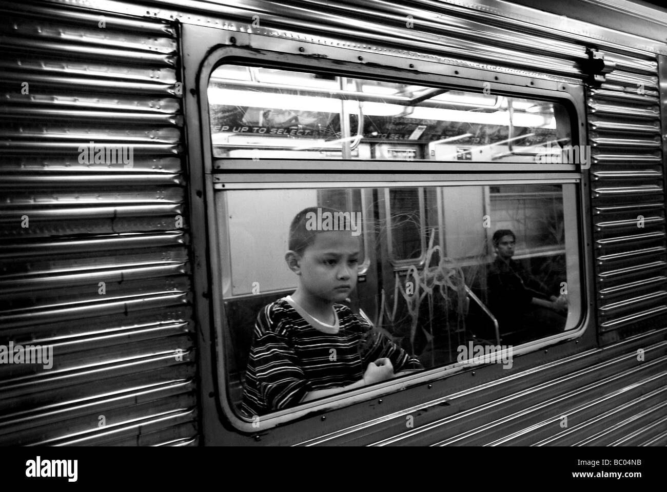 Ein kleiner Junge schaut aus u-Bahn Zugfenster in New York City, New York. Stockfoto