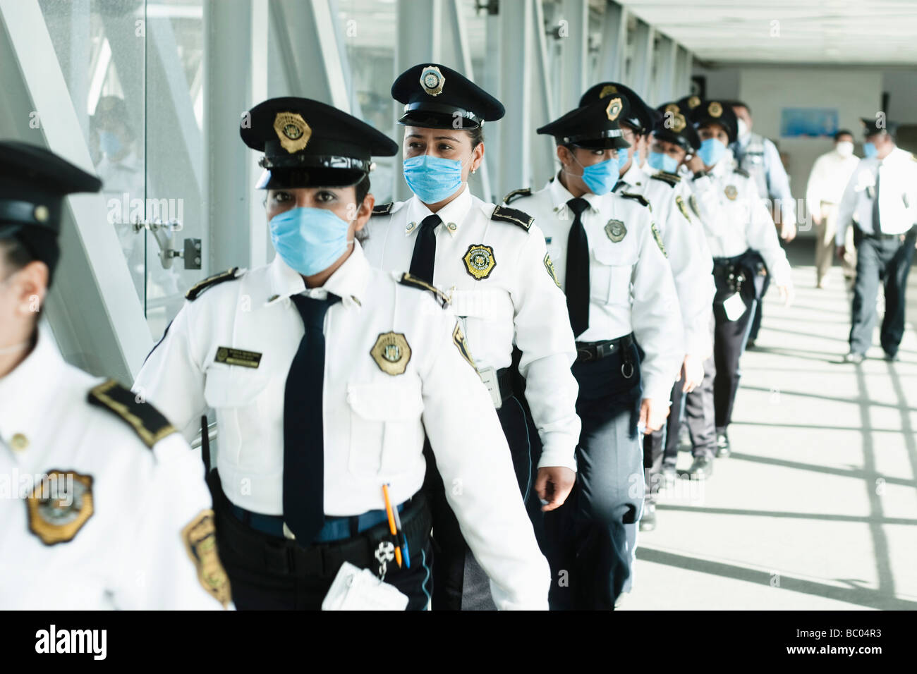 Polizisten zu Fuß am Flughafen blaue Masken tragen. Mexiko-Stadt, DF, Mexiko. Stockfoto