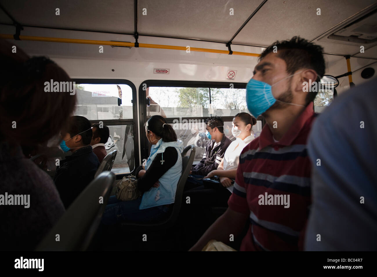 Menschen in einem Bus mit Masken während der Schweinegrippe-Epidemie in Mexiko-Stadt, DF, Mexiko. Stockfoto