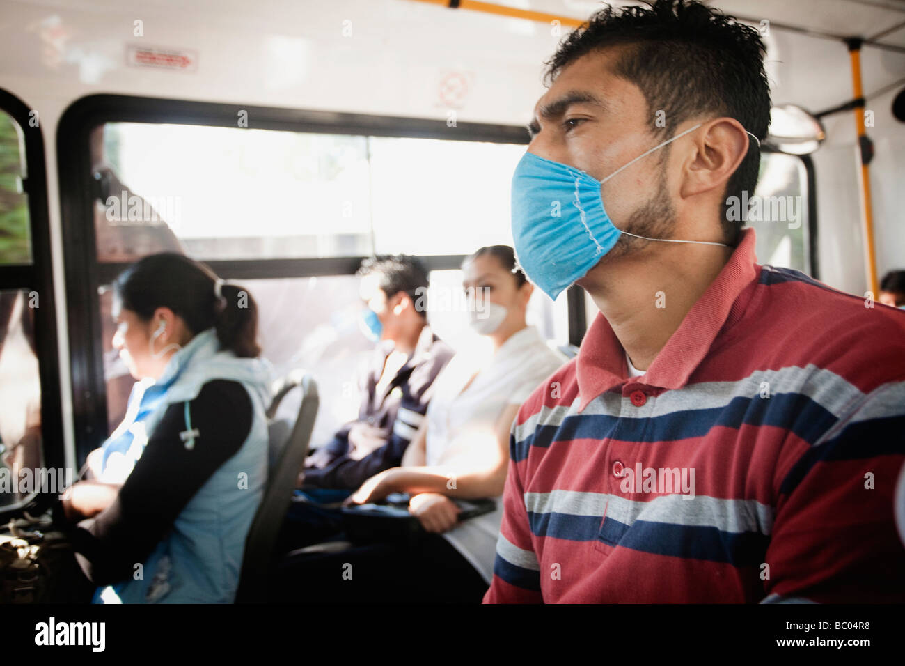 Ein Mann in einem Bus mit einer Maske während der Schweinegrippe-Epidemie in Mexiko-Stadt, DF, Mexiko. Stockfoto