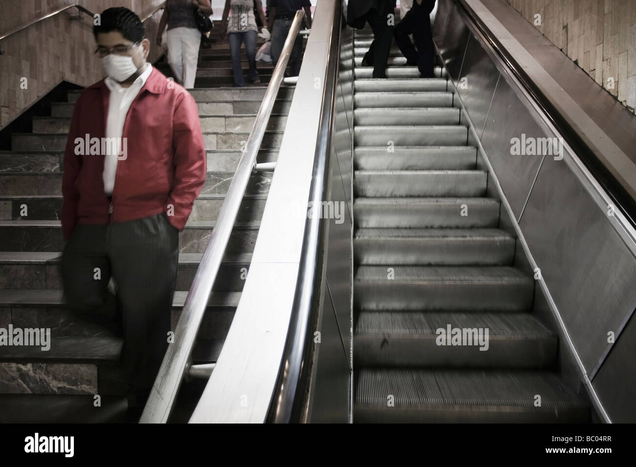 Ein Mann mit einer Maske im Treppenhaus der Subway (u-Bahn) Station während der Schweinegrippe-Epidemie in Mexiko-Stadt, DF, Mexiko. Stockfoto