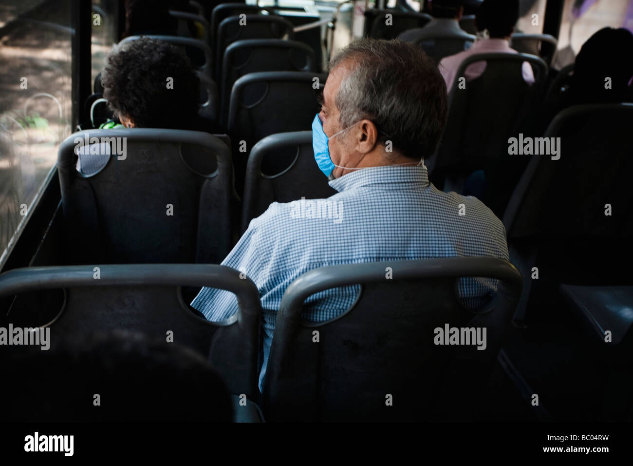 Menschen in einem Bus mit Masken während der Schweinegrippe-Epidemie in Mexiko-Stadt, DF, Mexiko. Stockfoto