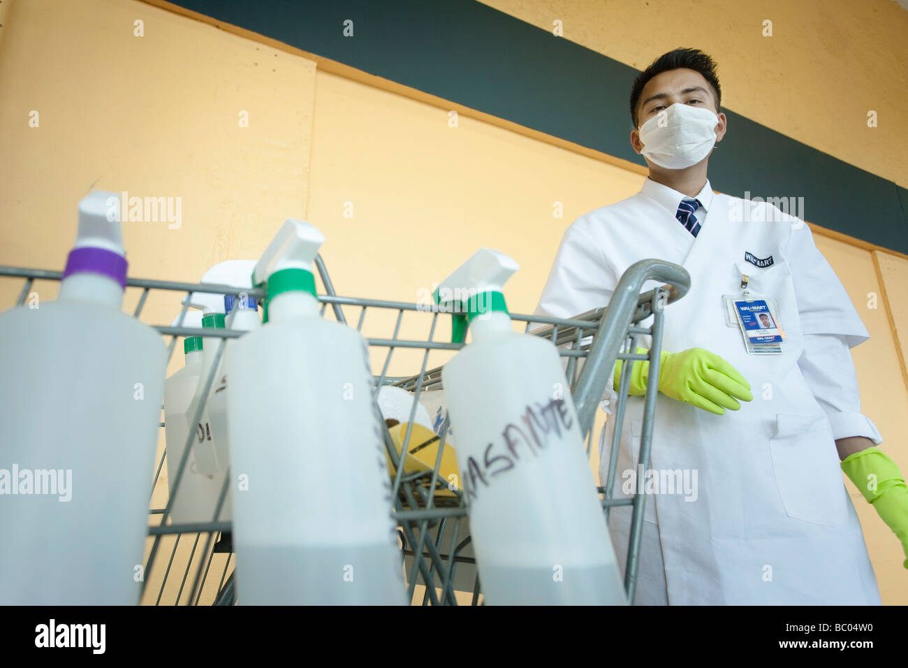 Supermarkt-Arbeiter mit Maske und Handschuhe während der Schweinegrippe-Epidemie. Stockfoto