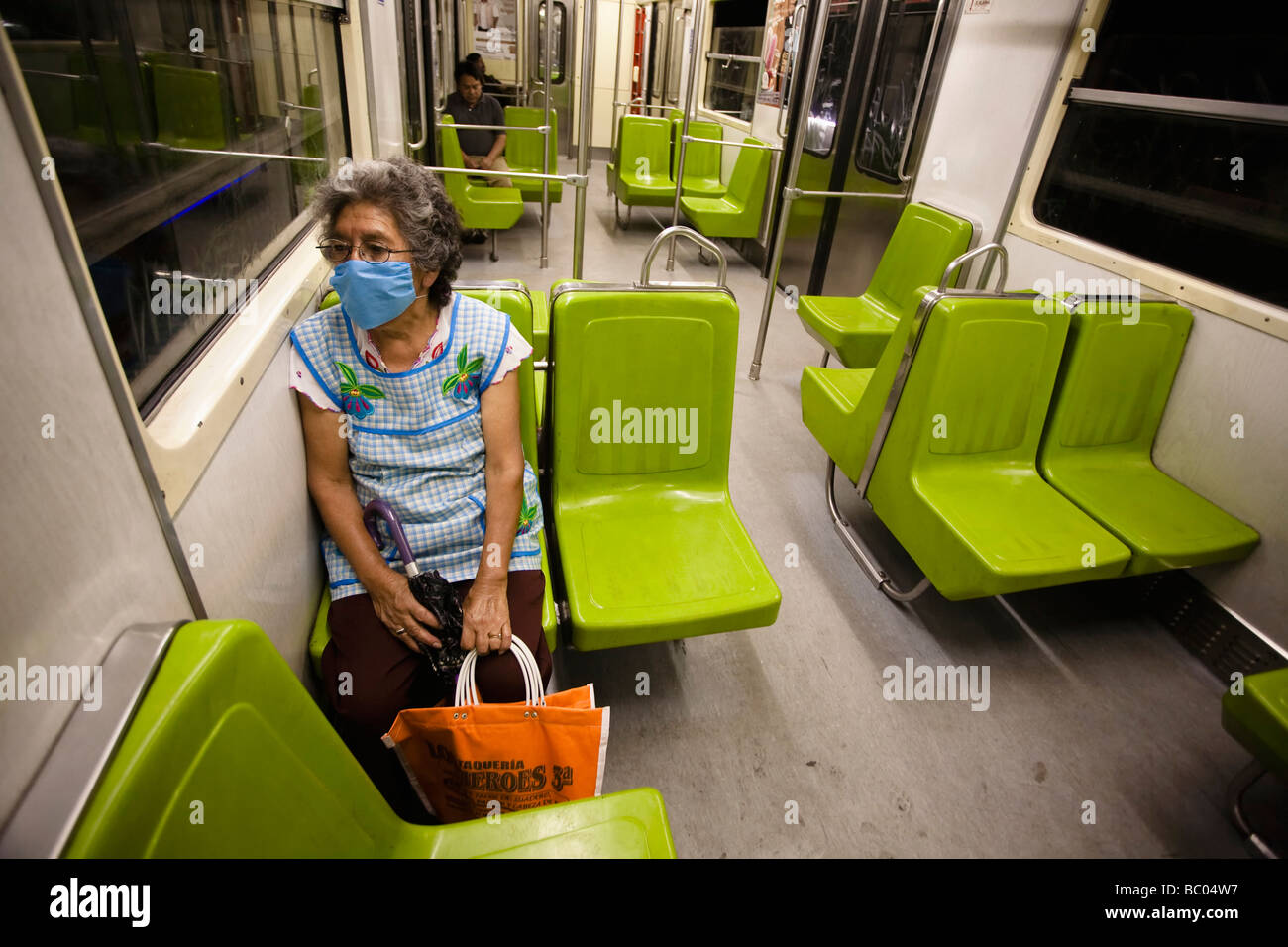 Eine Frau reist in einem einsamen Wagen der u-Bahn in Mexiko-Stadt, DF, Mexiko. Stockfoto