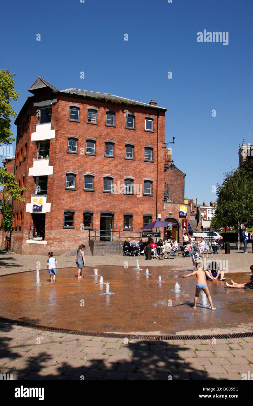 Kinder spielen in der Quayhead qm Wasser-Brunnen in der Nähe von St. Andrews Gärten Worcester uk Stockfoto