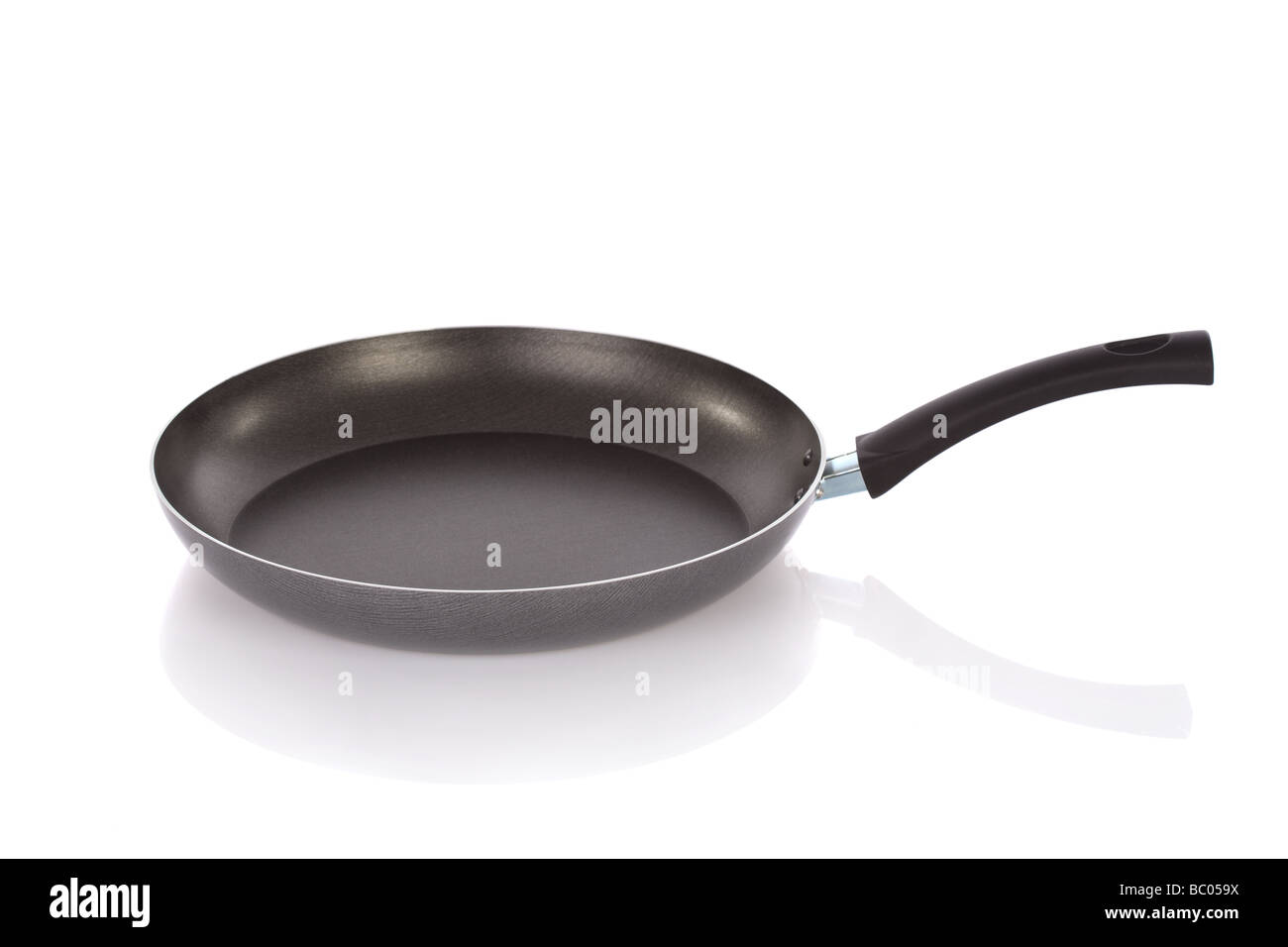 Teflon-Pfanne isoliert auf weißem Hintergrund Stockfoto