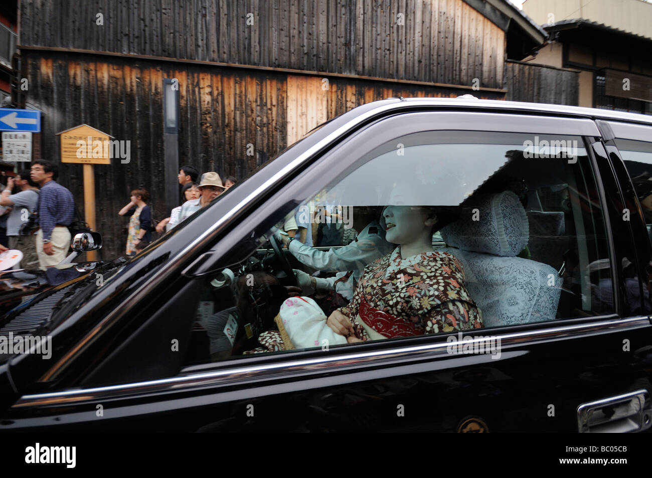 Maiko Ankunft in das Ichiriki Ochaya Teehaus während des Gion Matsuri Festivals. Gion-Viertel. Kyoto. Kansai. Japan Stockfoto