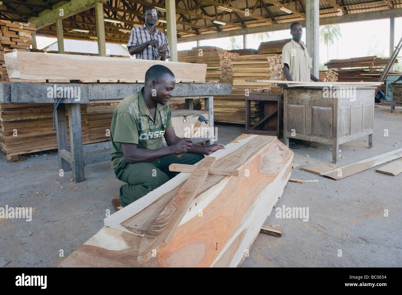 Die HIV-AIDS-Krise führte ein Sägewerk, Särge Quelimane Mosambik zu machen Stockfoto