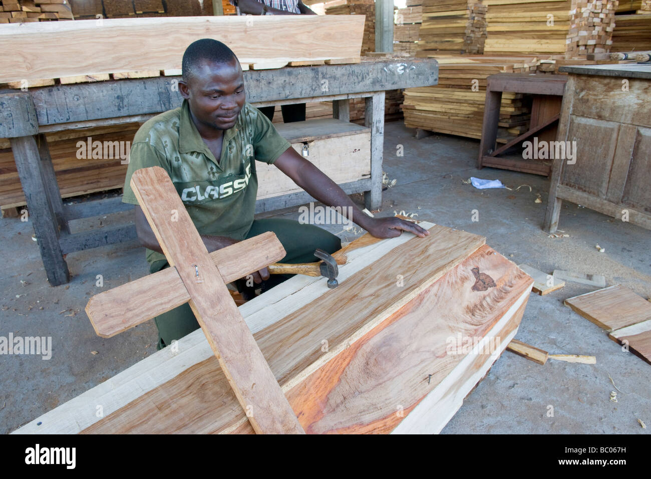 Die HIV-AIDS-Krise führte ein Sägewerk, Särge Quelimane Mosambik zu machen Stockfoto