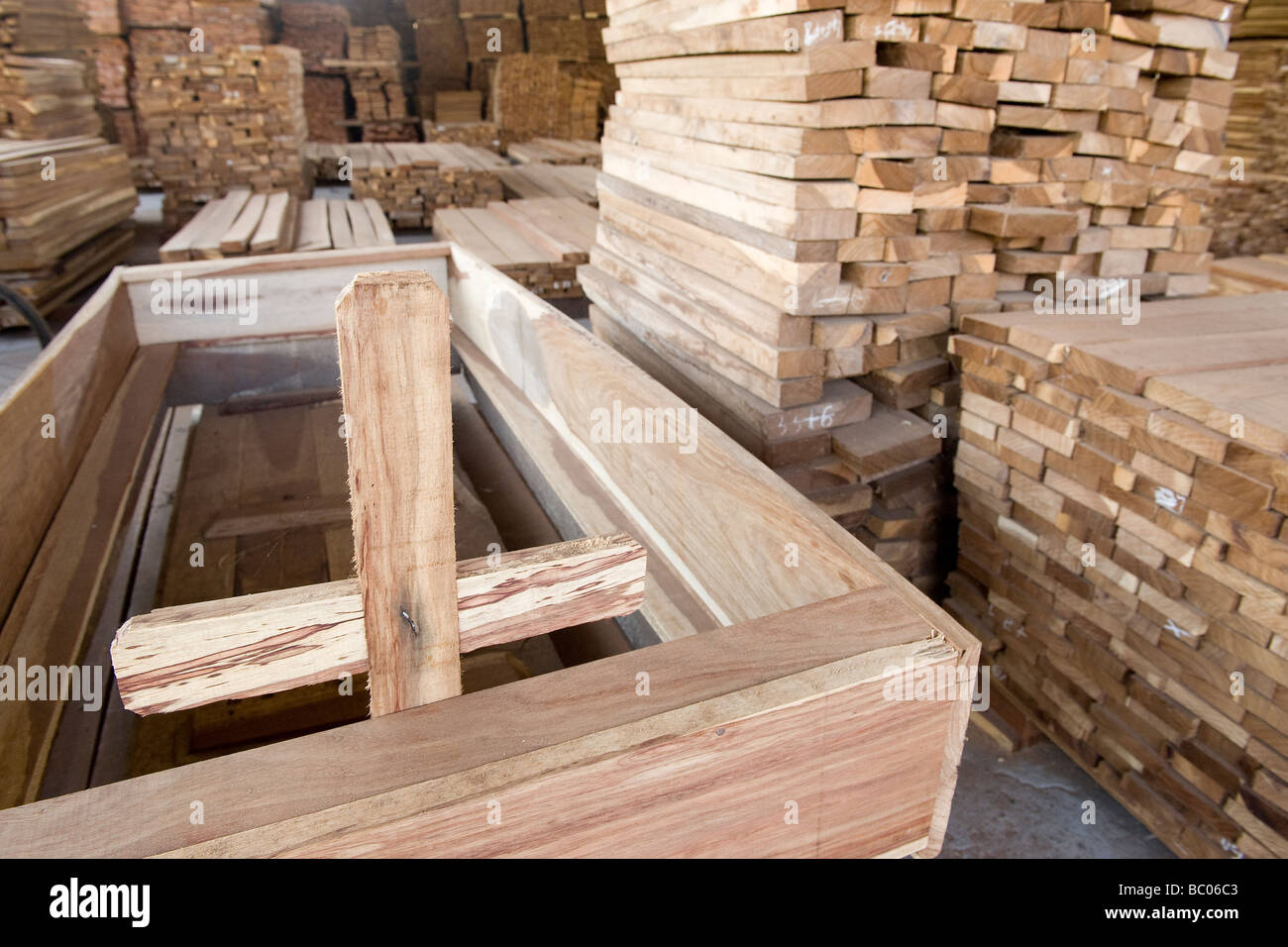 Die HIV-AIDS-Krise führte ein Sägewerk, Särge Quelimane Mosambik zu machen Stockfoto