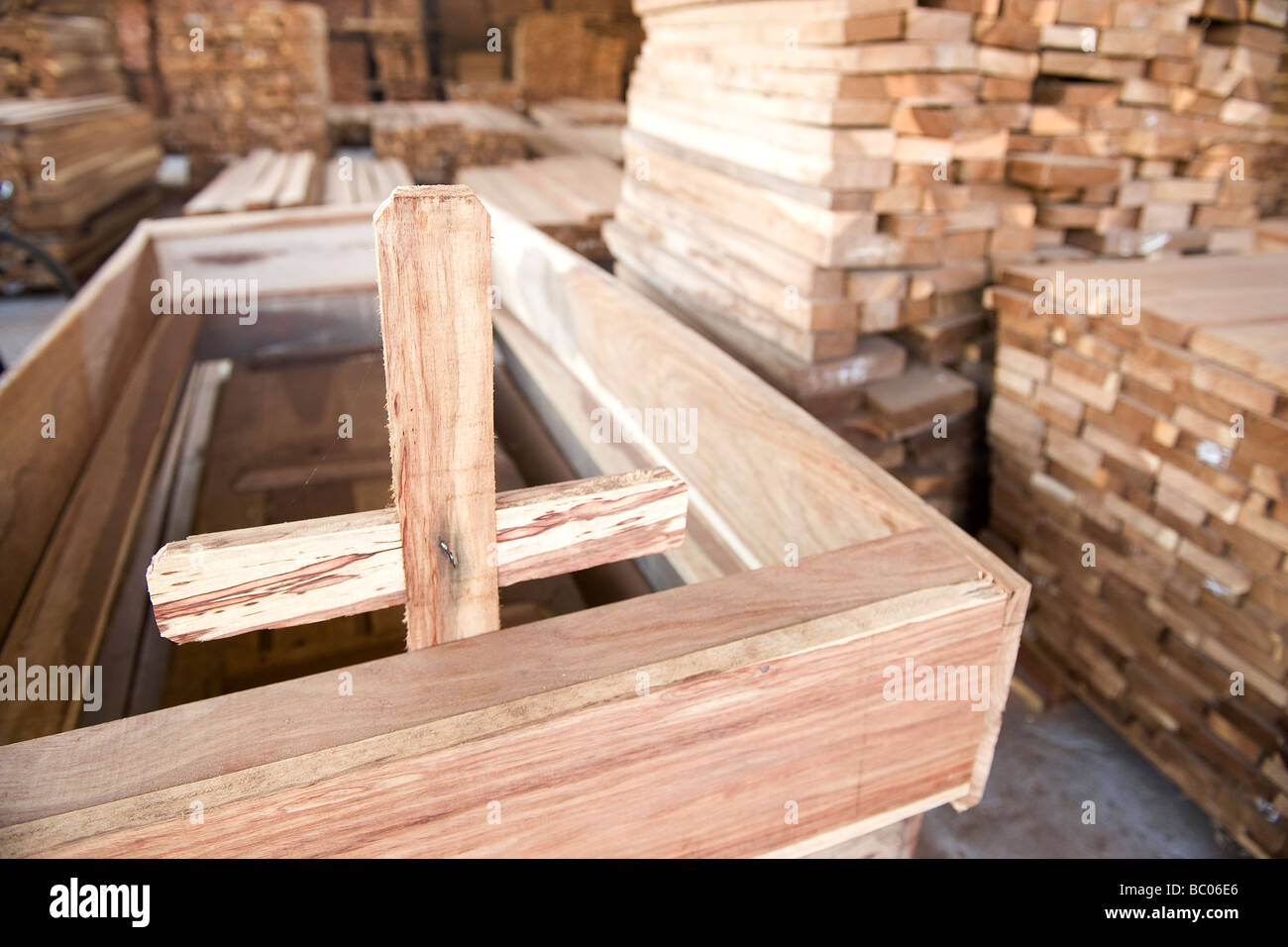 Die HIV-AIDS-Krise führte ein Sägewerk, Särge Quelimane Mosambik zu machen Stockfoto
