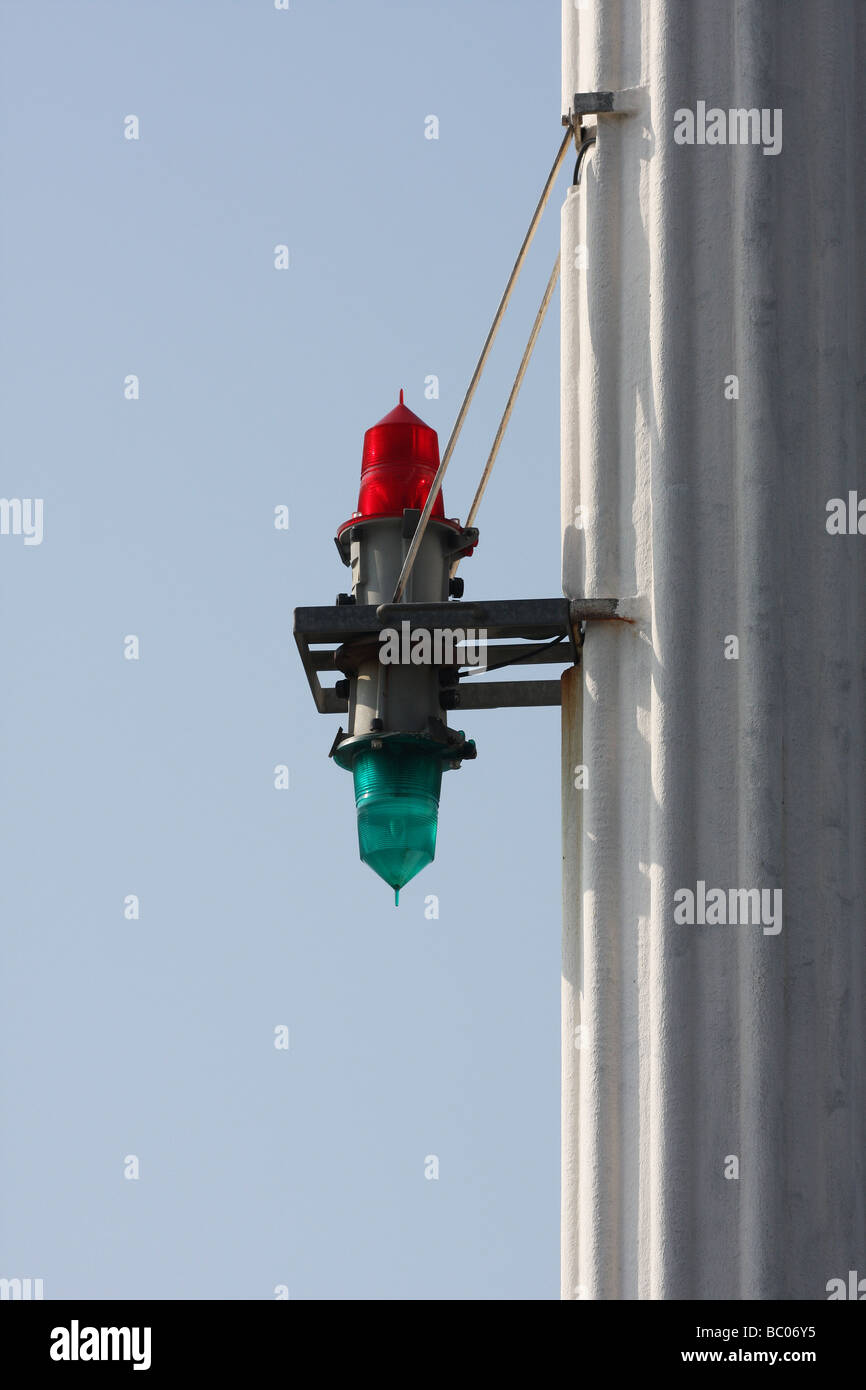 Rote und grüne Warnleuchten auf einer Hafeneinfahrt für Hafen und Steuerbord Indikationen. Stockfoto