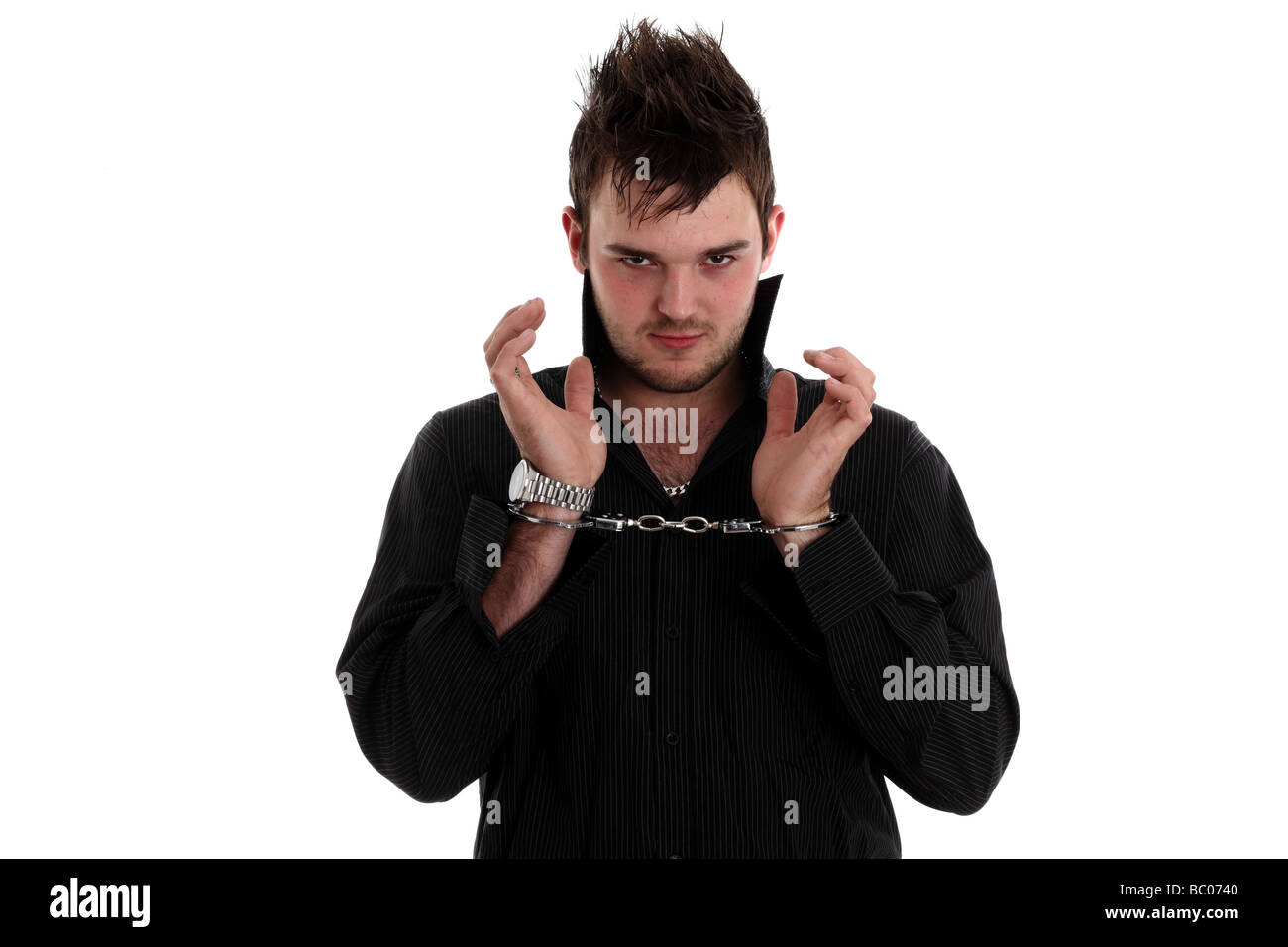 20 Jahre alter junger Mann in Handschellen Stockfoto