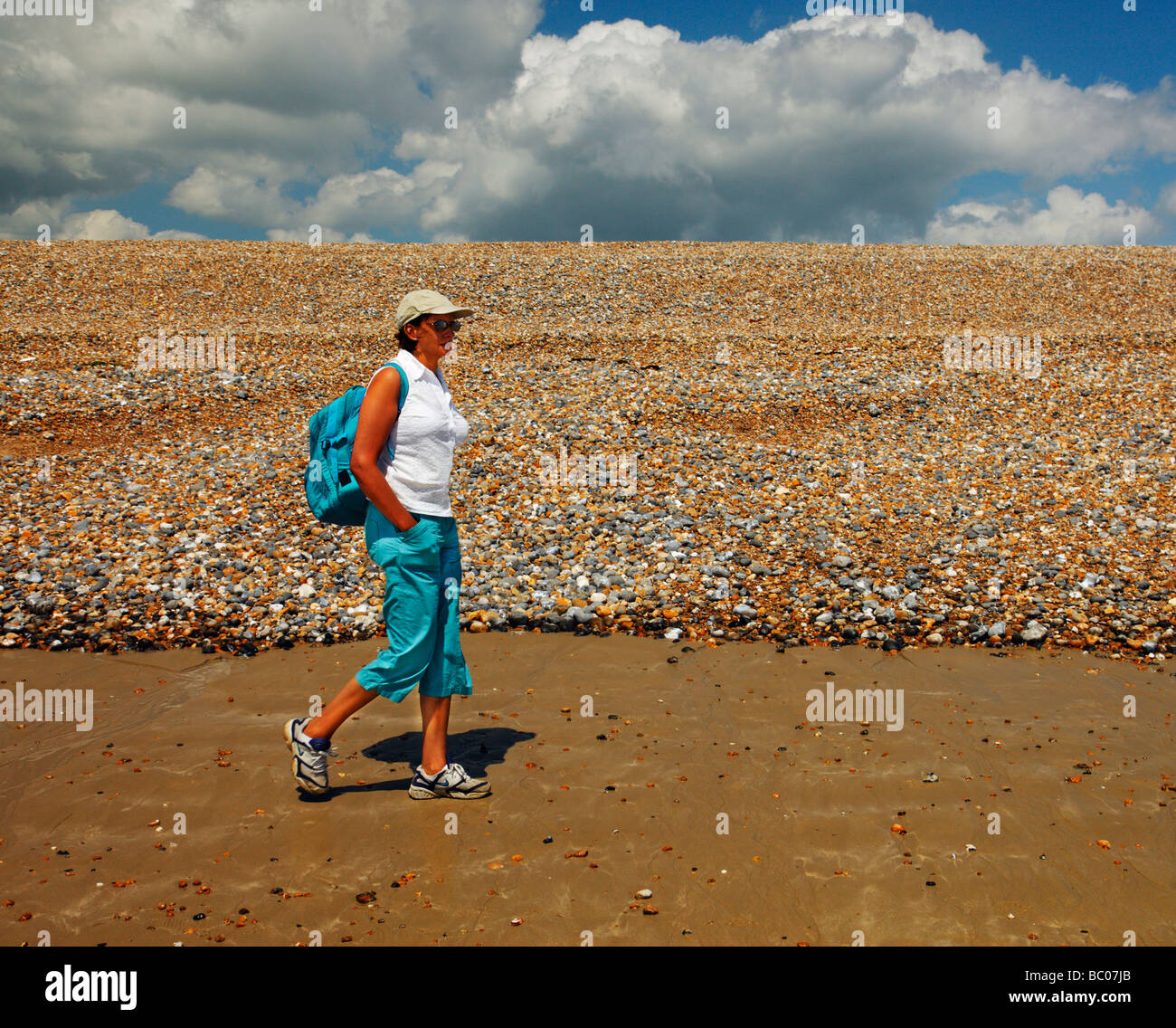 Frau an einem Strand entlang wandern. Stockfoto