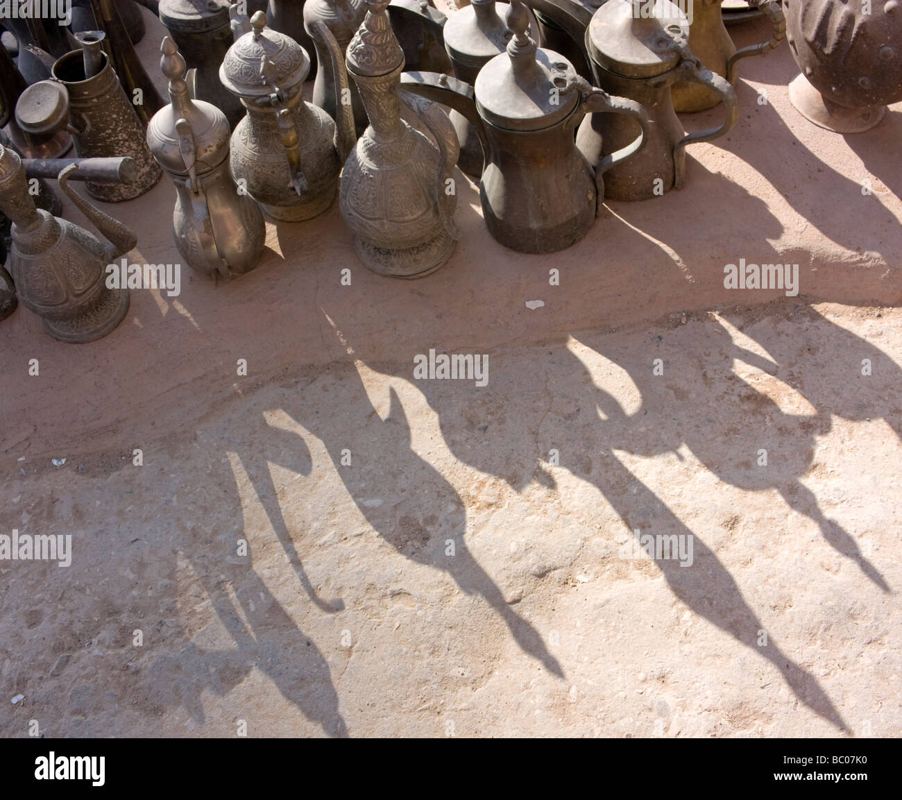 In der Regel nahöstlichen Metall Kaffeekanne Stockfoto