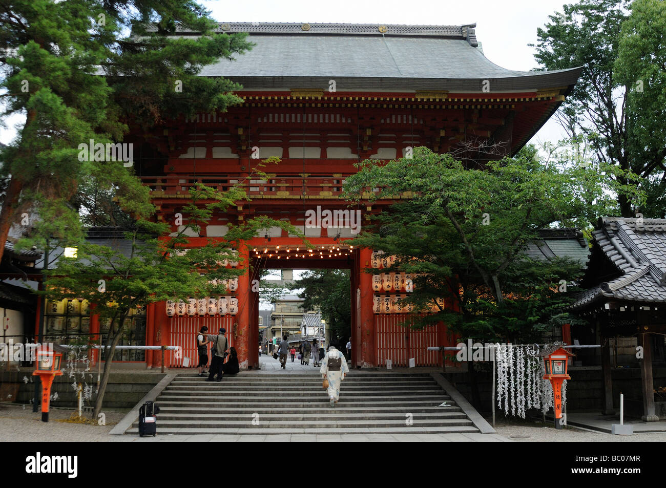 Haupttor des Yasaka Shinto-Schrein (aka Yasaka-Jinja oder Gion-Schrein). Gion-Viertel. Kyoto. Kansai. Japan Stockfoto