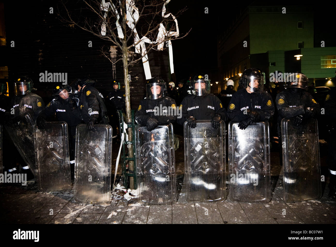 Demonstranten protestieren, außen das isländische Parlament am Dienstag Abend und Didn t aufhören bis 04:00 Mittwochmorgen 21 01 2009 Stockfoto