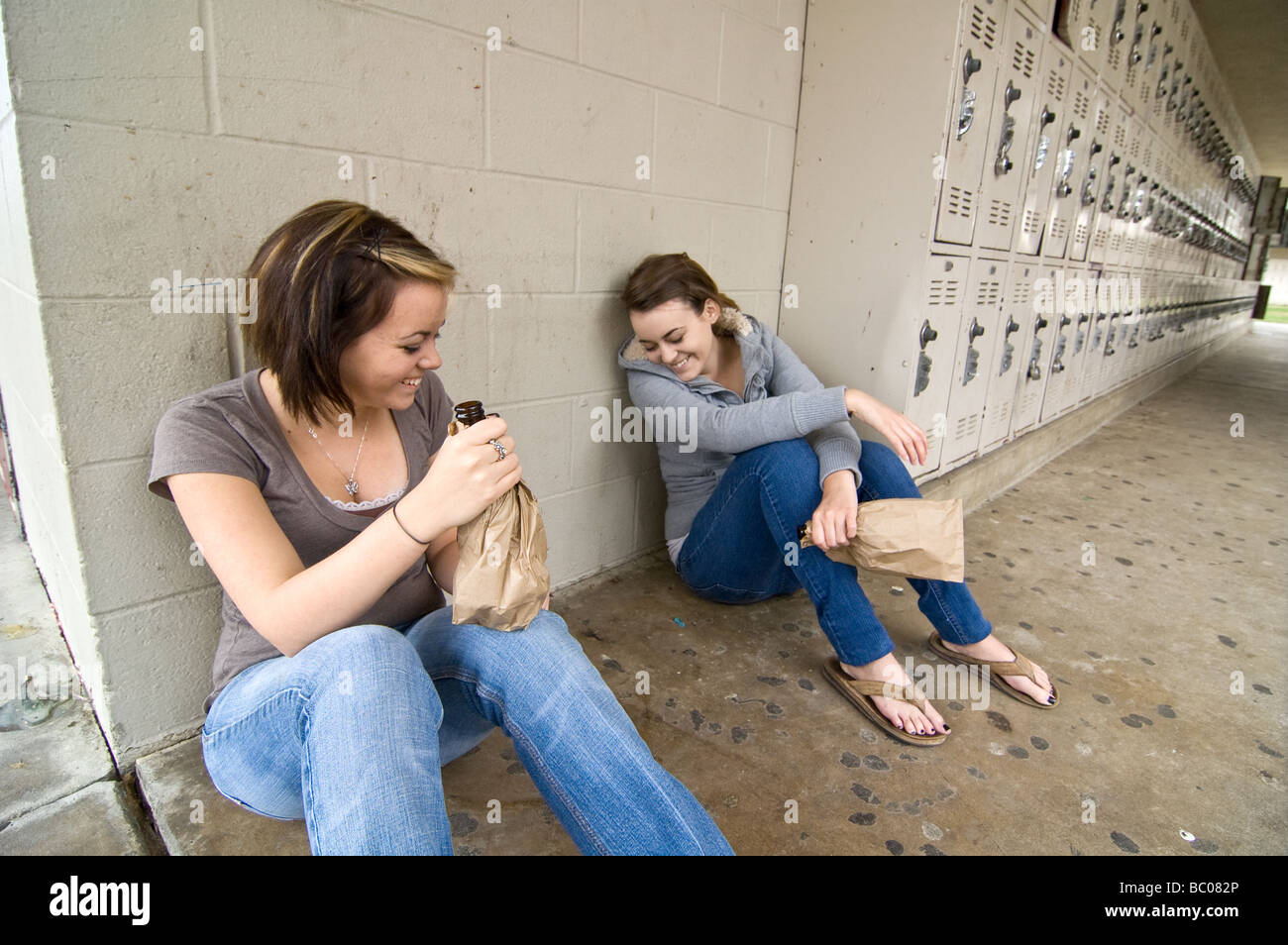Twin High School Mädchen Betrunken An Ihrer High School Stockfotografie Alamy 