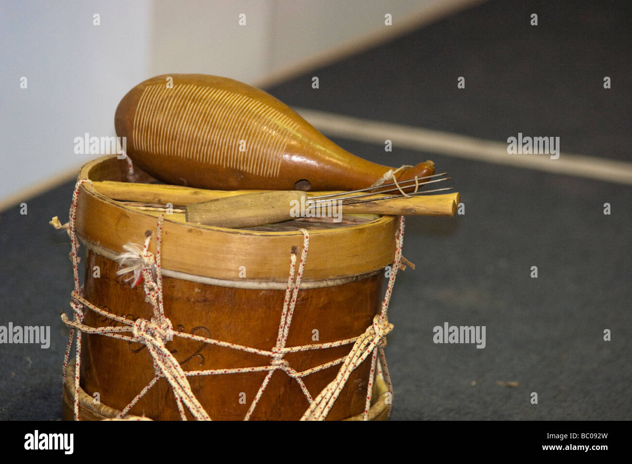 Trommel und Churuca Panamas folkloristische Instrumente ULACIT folkloristische Sitzung Panama City Republik von Panama Mittelamerika Stockfoto