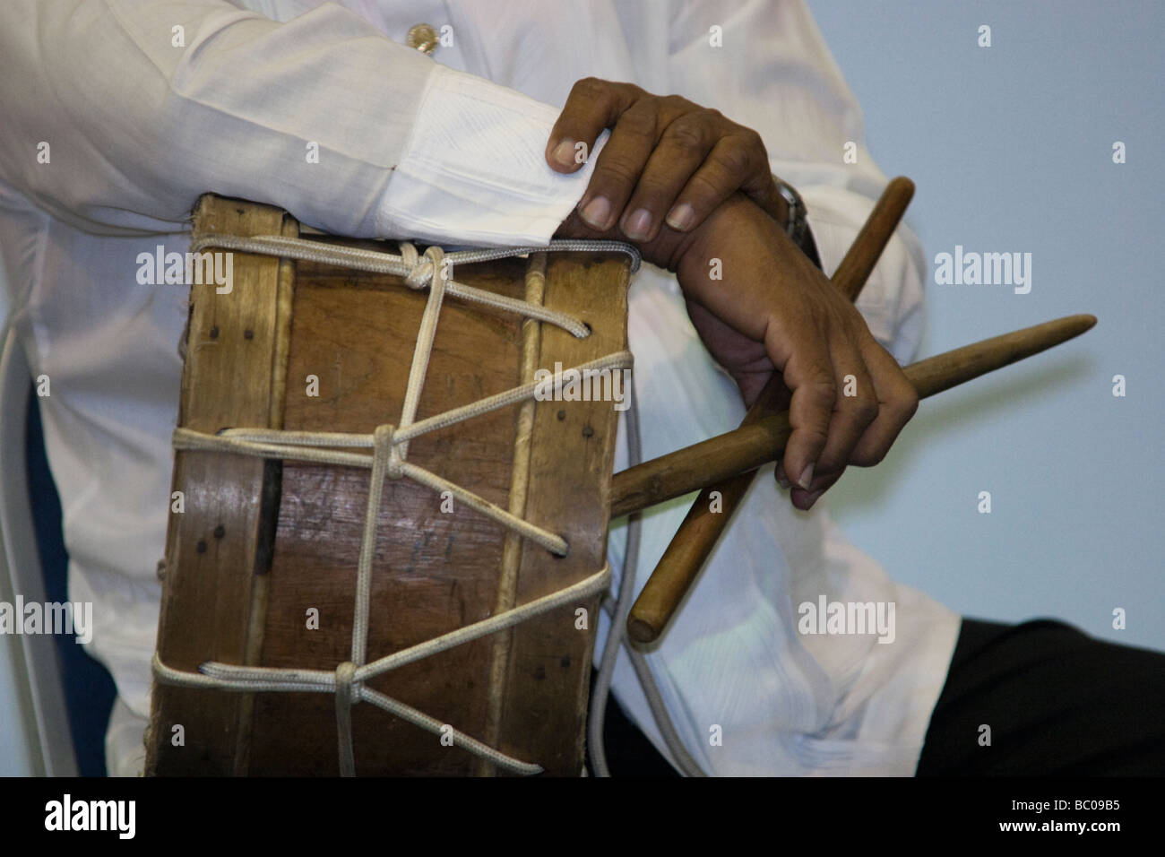 Panamaischer folkloristischer Schlagzeuger braucht eine Pause von der Leistung Stockfoto