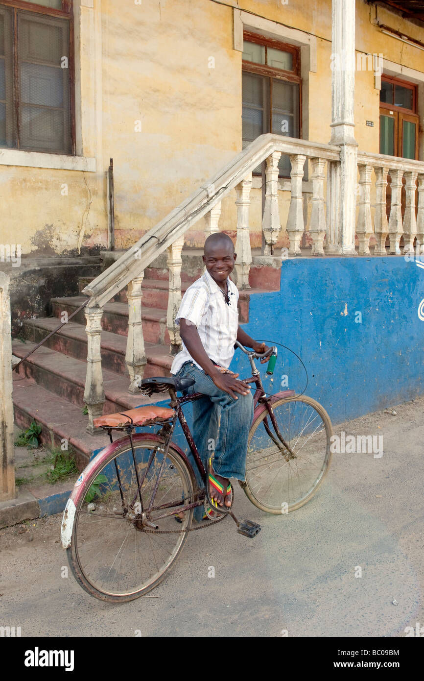 Ein Junge auf seinem Fahrrad, Quelimane, Mosambik Stockfoto