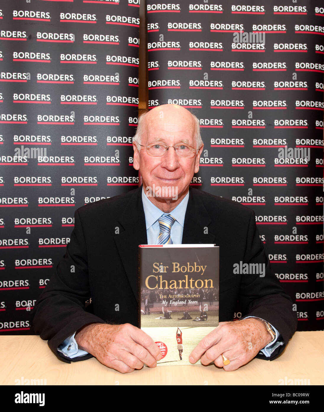 England und Manchester United Fußball-Legende Sir Bobby Charlton bei einer Signierstunde für seine kürzlich veröffentlichte Autobiografie Stockfoto