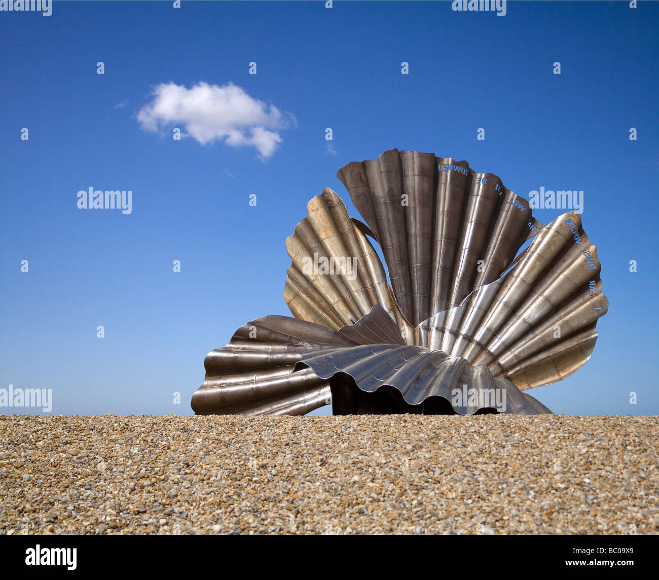 Die umstrittene Edelstahl Jakobsmuschel Skulptur von Maggi Hambling am Strand von Aldeburgh in Suffolk Stockfoto