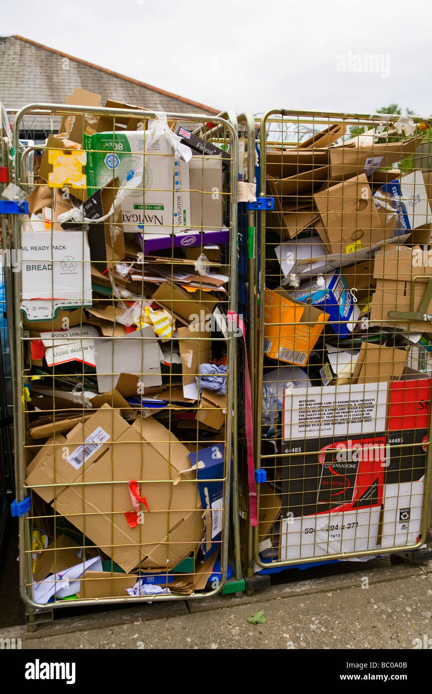 Supermarkt Recyclingpapier und Pappe im Freien in 4-Seitigen Rollkäfigen bereit zur Abholung, West Sussex, Großbritannien Stockfoto