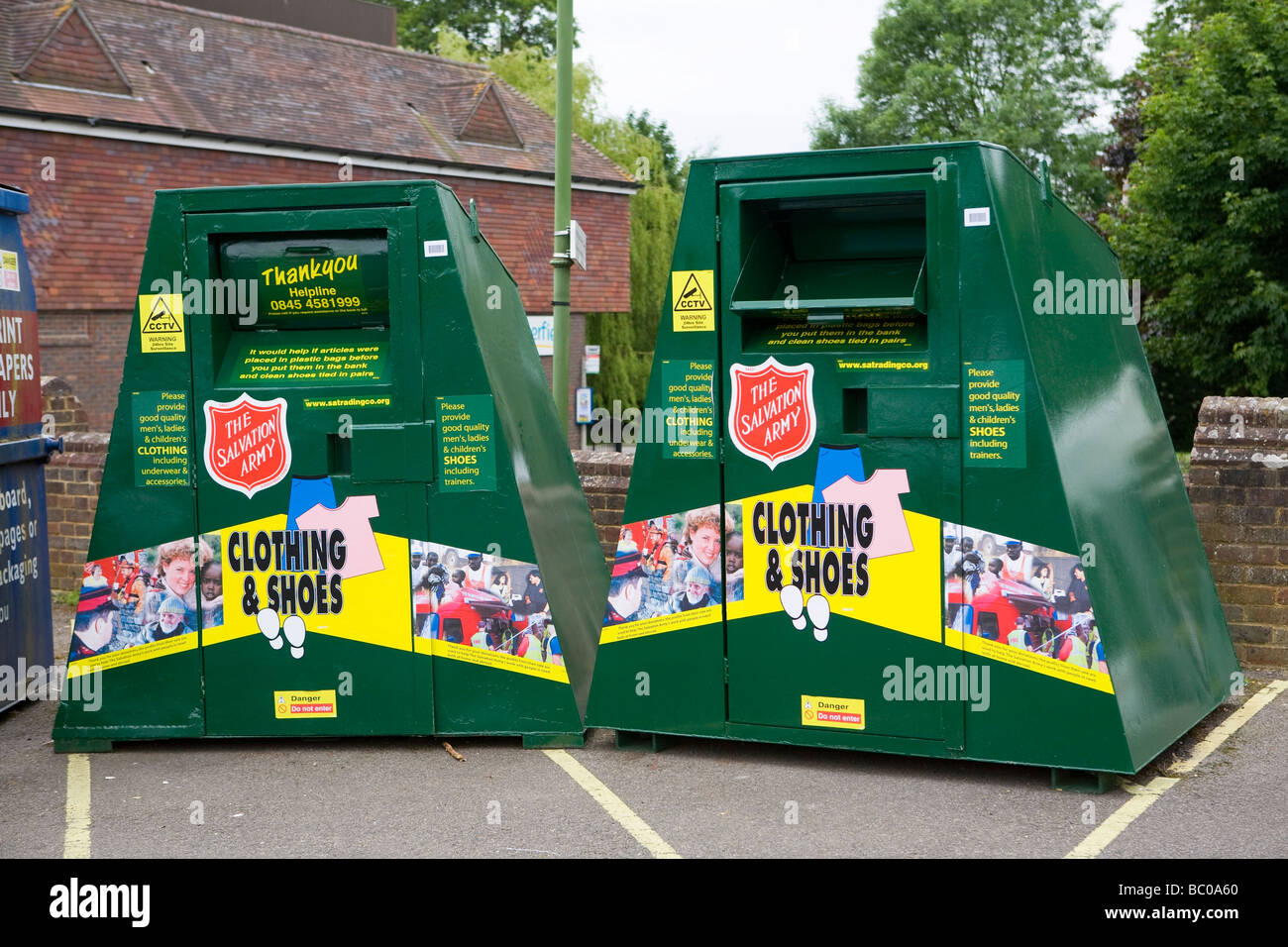 Heilsarmee Charity Box für Kleidung und Schuhe in Storrington, West Sussex, England, Großbritannien Stockfoto