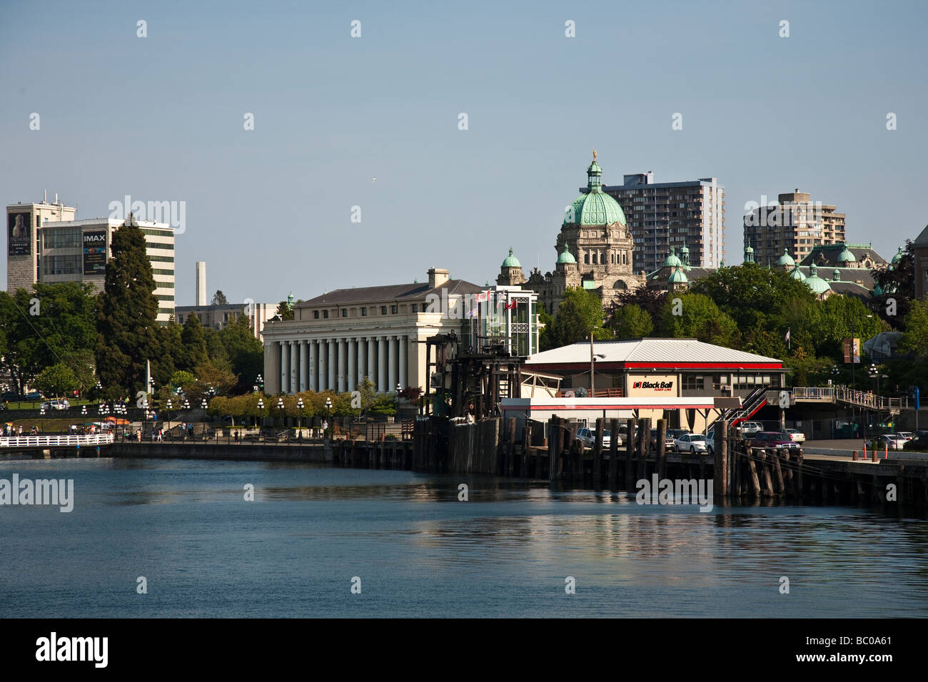 Blick auf Victoria Inner Harbour von einer Fähre BC Kanada Stockfoto