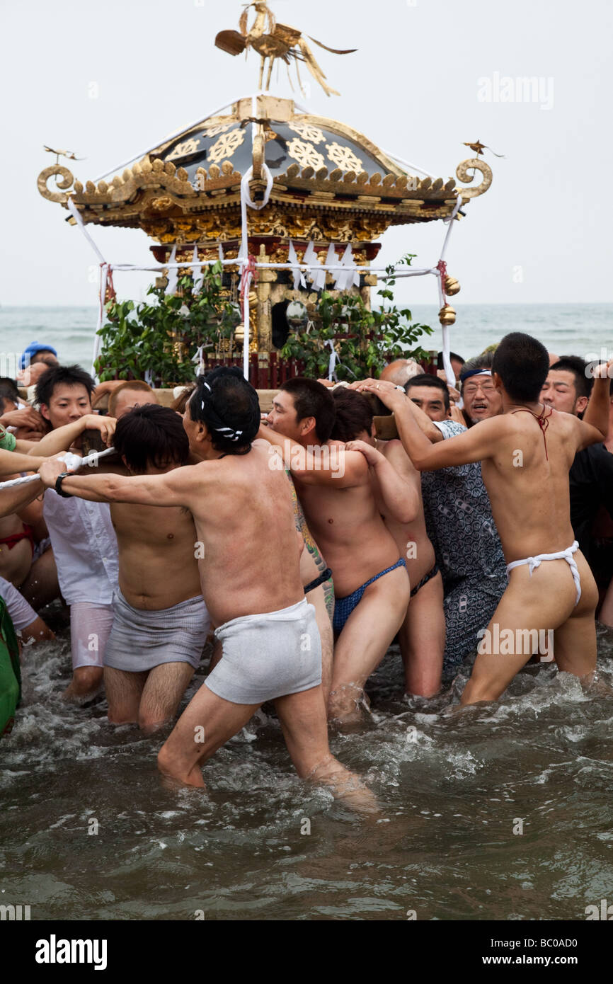 Miikoshi auf dem Kamakura-Festival Stockfoto